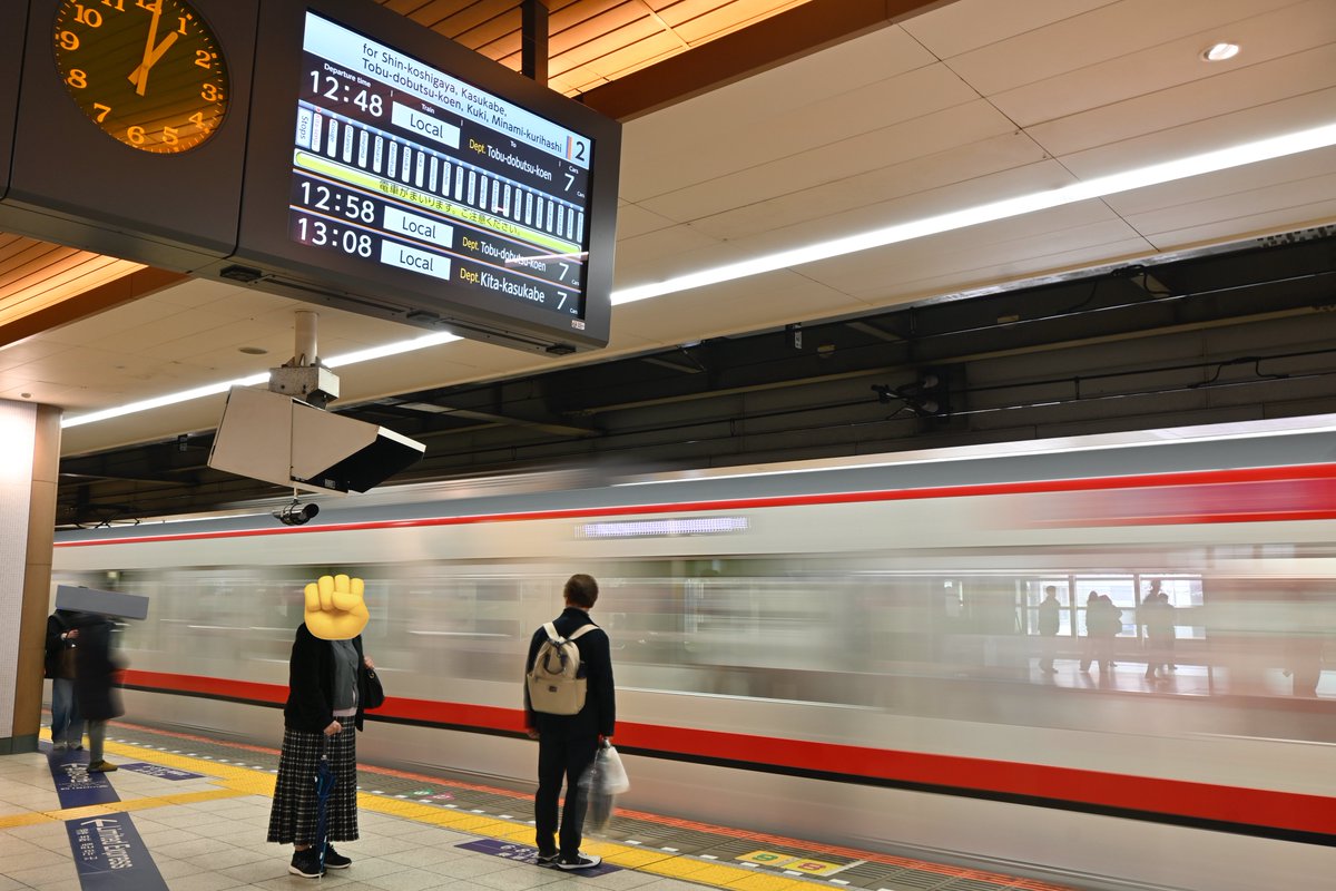 Tobu_71717's tweet image. 東武線内降雪の影響で大幅な遅れが発生したことにより、日比谷線との直通運転を打ち切った関係で日比直車が北千住2・3番線へ入線する事態へ。
中々面白いものを撮らせて頂きました。