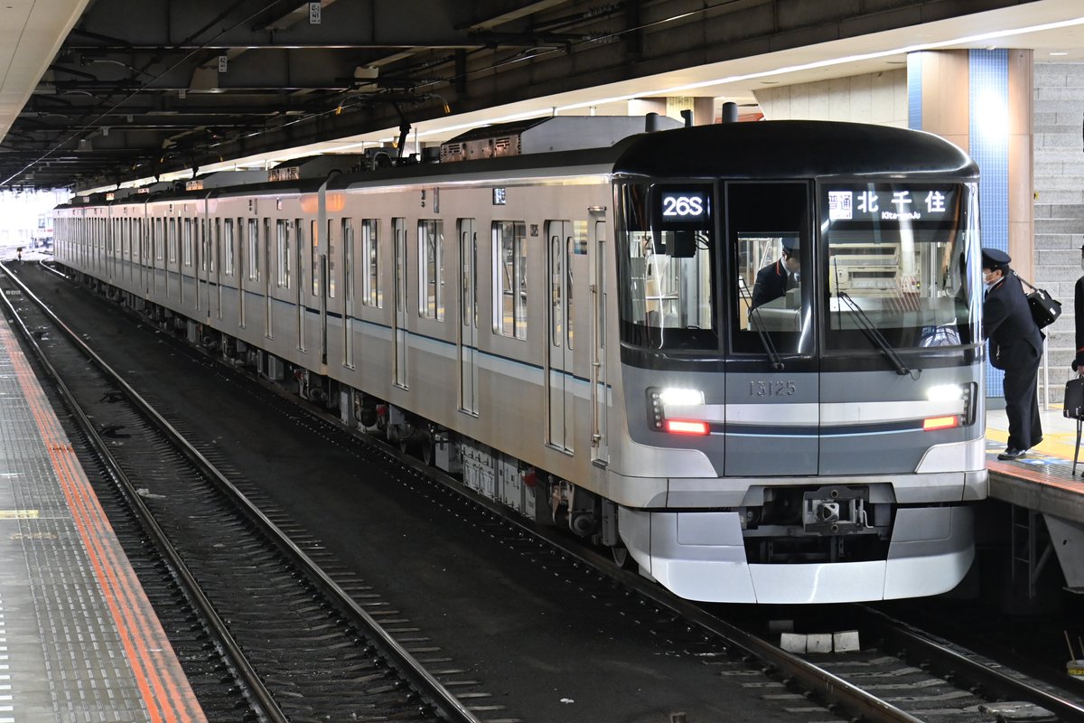 Tobu_71717's tweet image. 東武線内降雪の影響で大幅な遅れが発生したことにより、日比谷線との直通運転を打ち切った関係で日比直車が北千住2・3番線へ入線する事態へ。
中々面白いものを撮らせて頂きました。