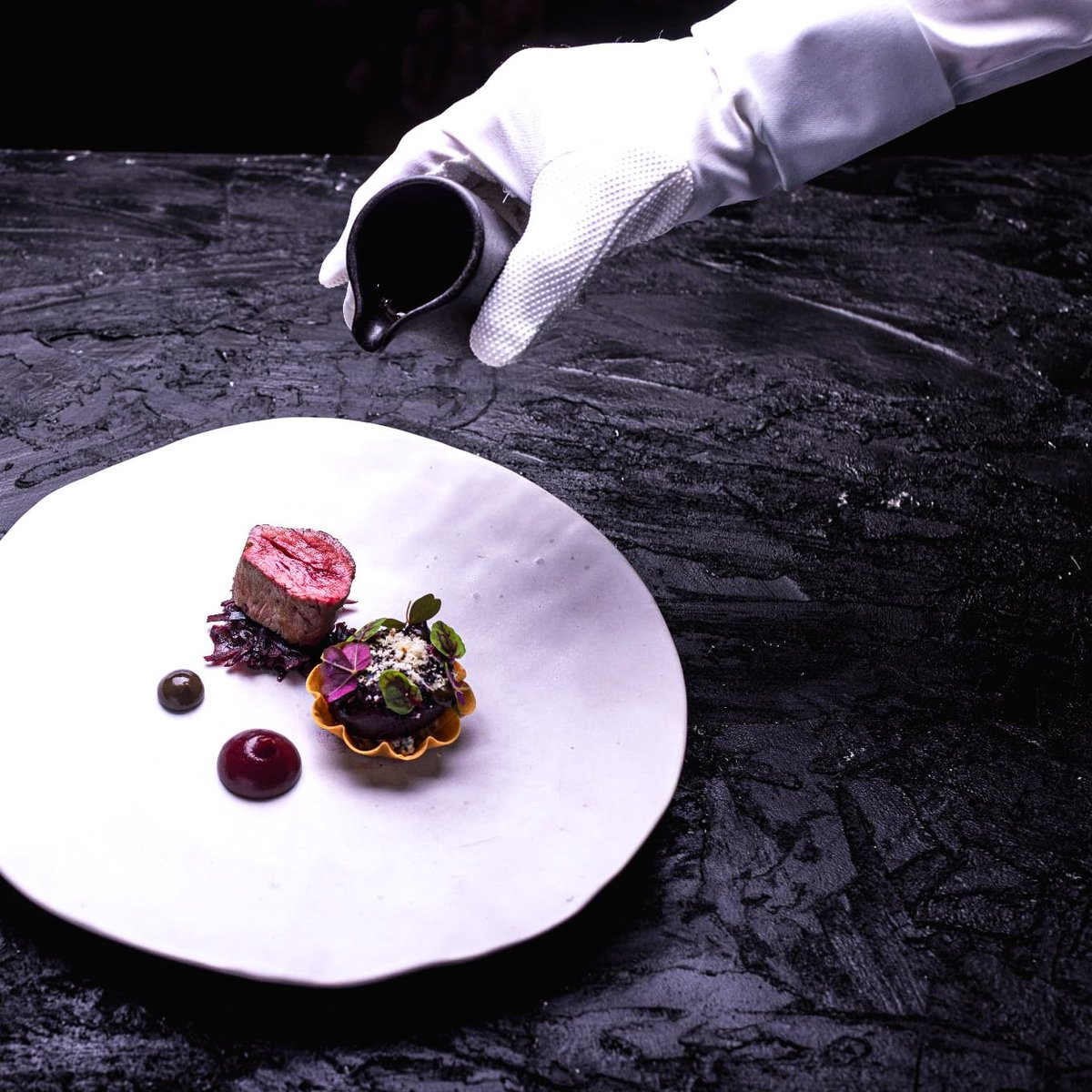 PlasDinas's tweet photo. Rhug Estate Venison
Beetroot tarte tatin, red cabbage, Perl Las, walnut

Cig Carw Rhug
Tart tatin betys, bresych coch, Perl Las, cnau ffrengig

#MichelinGuideGBI #FebruaryMenu https://t.co/89jdlRnHPx