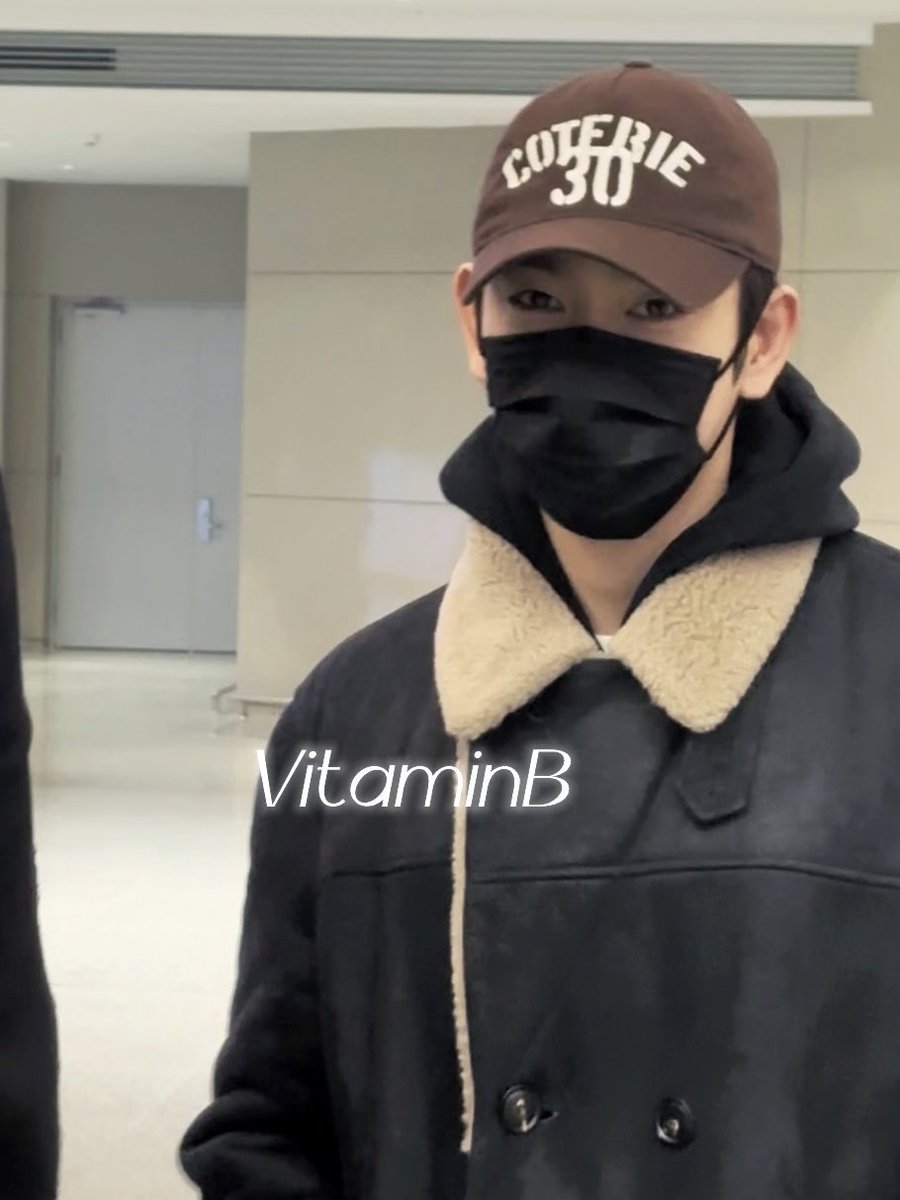 วันนี้น้อนจินยองมาไลฟ์ 20 นาที พลังงานชีวิตมากเว่อร์ หล่อมว๊ากกกก ตาแป๋วมากก
แล้วมีcaptue time แต่มันแคปไม่ได้อะค้าบ😅 ตอนจบไลฟ์มีบ๊ายบายส่งจุ๊บให้ด้วย นูน่าอายุยืนไปอีกหมื่นๆปี 🤭

ขอบคุณที่มาเพิ่มพลังนะคับคนเก่ง 🫶🍑🥰

#JinyoungOnBubble 
#Jinyoung #진영 #박진영 <a href="/JINYOUNG/">박진영</a>