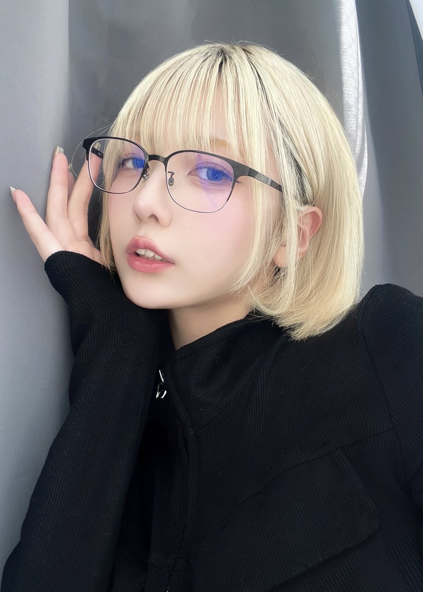frog_kun_gero's tweet photo. 推したち。
主にこの4つで構成されてる、かえるくん。

#篠崎こころ #金髪ショー党
#ねこぜ
#チンストラップペンギン #ペンギン
#オリバーゴールドスミス #メガネ https://t.co/GPlFWsSJsf