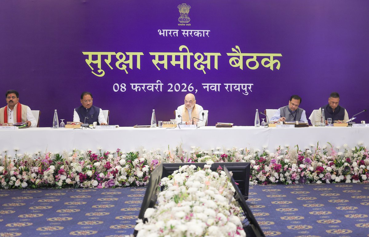 AmitShah's tweet photo. जो छत्तीसगढ़ कभी नक्सली हिंसा का गढ़ था, भाजपा की डबल इंजन सरकार में विकास का पर्याय बन चुका है। यहाँ के युवा स्पोर्ट्स, फॉरेंसिक व टेक्निकल एजुकेशन को गति देते हुए अपनी संस्कृति व परंपराओं को ��ी सहेज रहे हैं। आज रायपुर में, छत्तीसगढ़ के विभिन्न विकास कार्यों पर समीक्षा बैठक की। https://t.co/kMWdO4QbPs