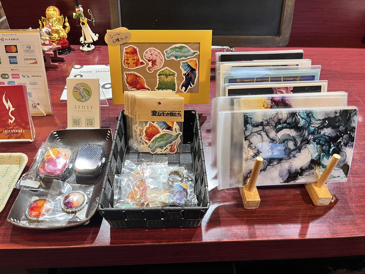 【展示のお知らせ】
本日より約1ヶ月間『ホンジツノカレー』様の店内にてイラストを展示させていただくことになりました！
グッズ販売もしております！

営業時間
11:30〜15:00  
17:30〜21:00（LO30分前）
※カレーなくなり次第閉店
月曜はランチのみ営業

お近くの方は是非足を運んでみてください！