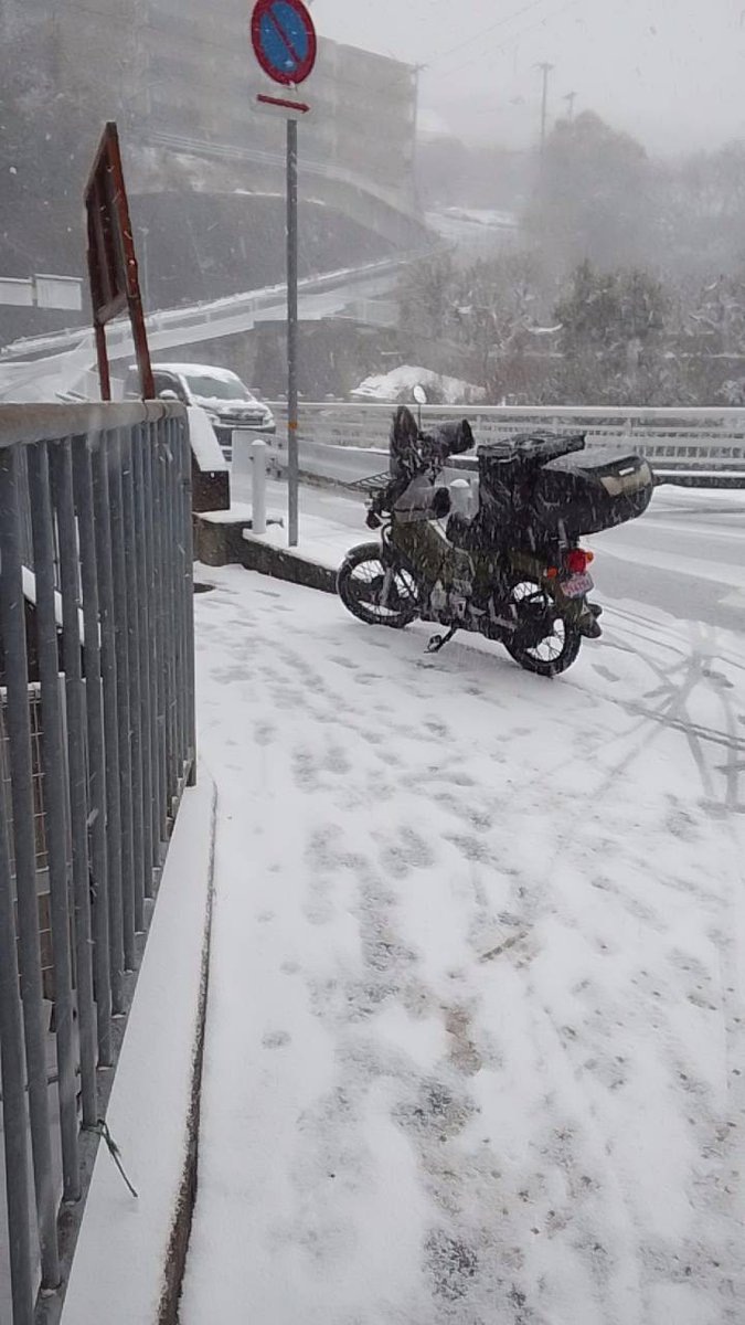 神戸市の六甲台
配達してて、
帰りに雪で帰れなくなりました。
急な坂の赤信号でスリップして倒れて、倒れたバイクと俺を助けてくれた、緑のパーカーお兄さんとマスクしたお姉さん。ありがとう！
お礼がしたいです。連絡取りたいです。

どなたか拡散して頂けると幸いです。
＃神大