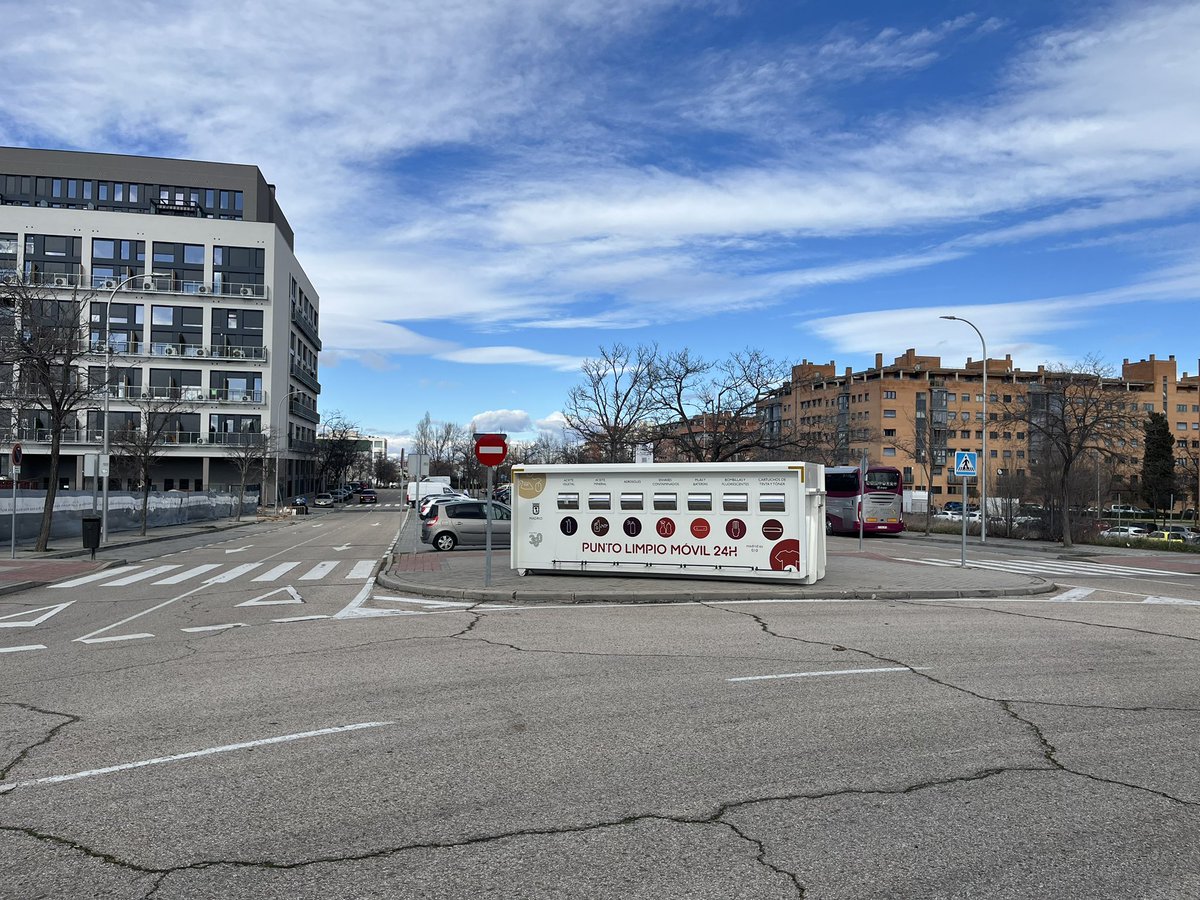Aceites, aerosoles, envases, pilas, baterías, bombillas,, cartuchos de tinta y tóner, cápsulas de café, radiografías, pintura y disolventes, aparatos eléctricos y electrónicos, cd’s, dvd’s… ¡no hay excusa para no reciclar!
Todos los domingos: punto limpio en San Eustaquio.