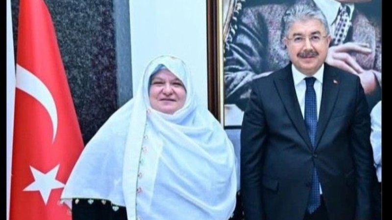 Bunun adı artık hukuk terörüdür.
Bu ülkede kimse AKP'lilere söz söyleyemeyecek mi?
AKP'li Eskişehir Mihalgazi Belediye Başkanı Zeynep Güneş'in kıyafetini eleştiren Mehmet Emin Korkmaz "halkı kin ve düşmanlığa tahrik" iddiasıyla tutuklandı.
Yanlış bulsak bile bu eleştiri