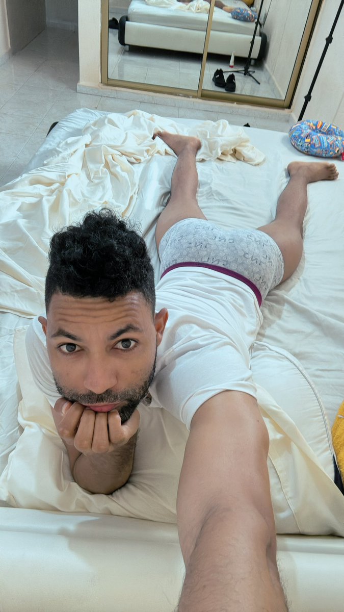 Buenos días, feliz y exitoso inicio de domingo.
Pero caramba… qué definición de piernas se me ve.🤭
Parece que el dolor, el cansancio y el sudor del gym ya se están notando.