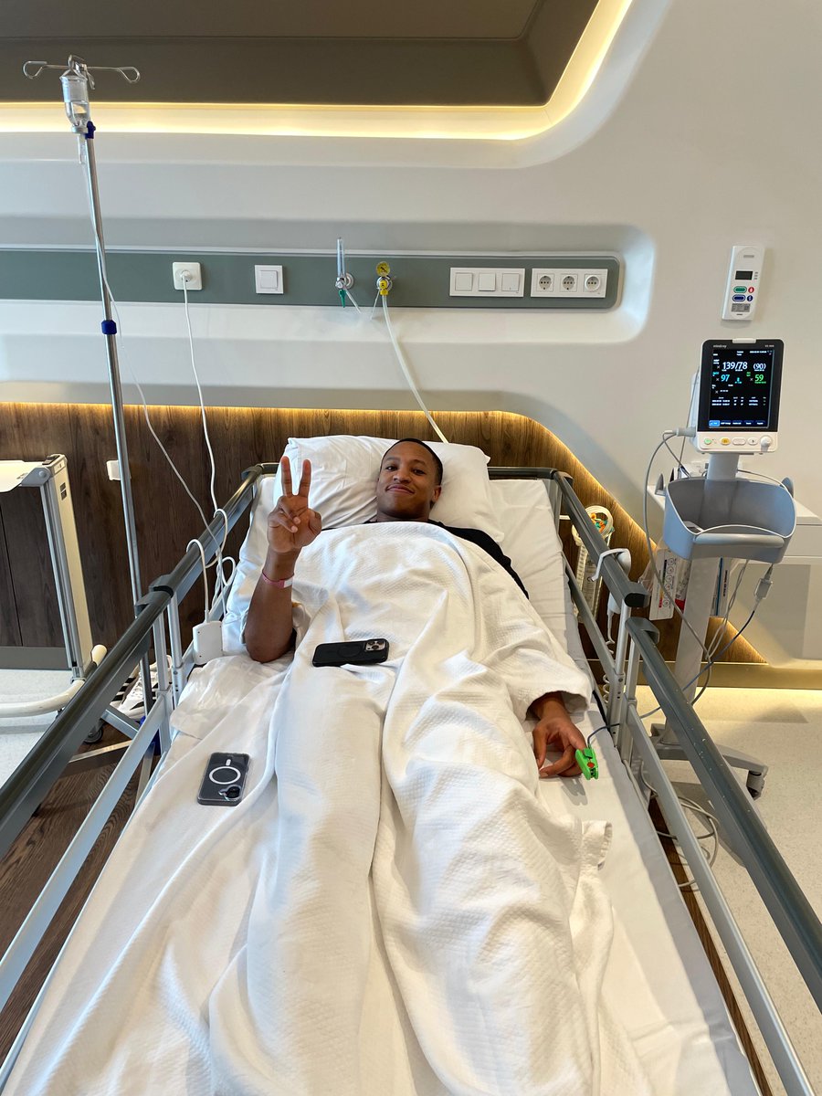 FBBasketbol's tweet photo. Devon Hall’un sağlık durumu hakkında bilgilendirme

Fenerbahçe Beko’nun başarılı oyuncusu Devon Hall’un sol dizindeki ağrıları sonrası yapılan kontrollerde menisküs yırtığı tespit edilmiştir.

Sporcumuz, planlanan tedavi programı kapsamında 8 Şubat Pazar günü (bugün) Ataşehir Medicana Hastanesi’nde başarılı bir operasyon geçirmiştir.

Devon Hall’a geçmiş olsun dileklerimizi iletiyor, en kısa sürede sağlığına kavuşmasını temenni ediyoruz.