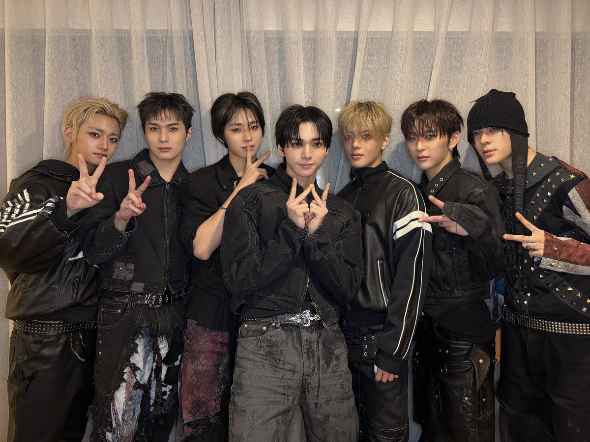 [📸]
2026.02.08
헬로라이브 팬사인회

#WHIB #휘브
#WEROCK_ROCKTHENATION
#ROCKTHENATION