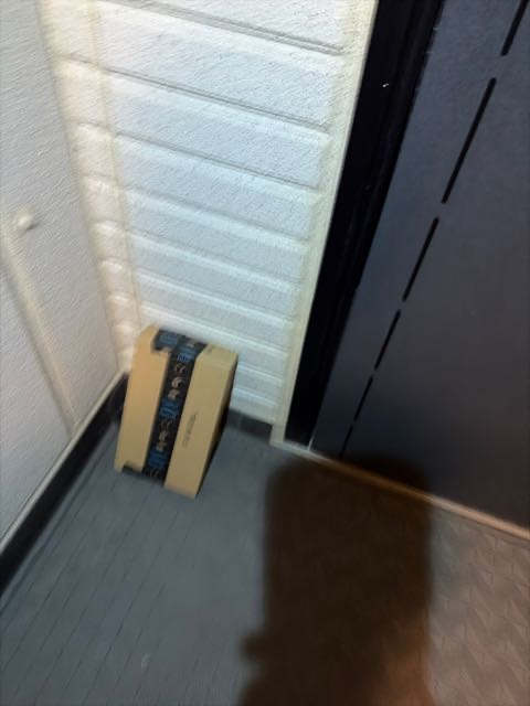 Ct8rD's tweet photo. Amazonって、宅配BOXに入らなかったら玄関前に置き配っていうのがデフォルテなの？

冬だからいいけど、夏はGの通り道だからここには置かないでほしいんだけど・・ https://t.co/uc2EAHzNy9