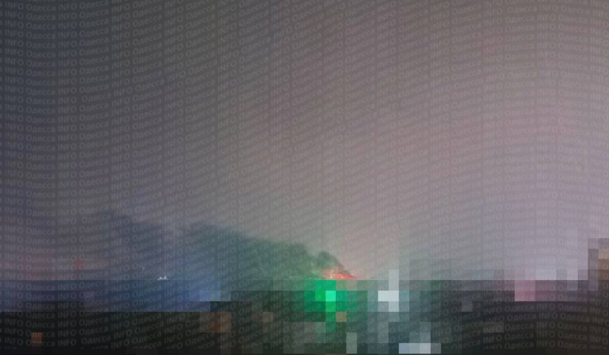 Пожар в Одессе после удара 12 дронов. Все прилёты были в одно место. Пишут что досталось порту