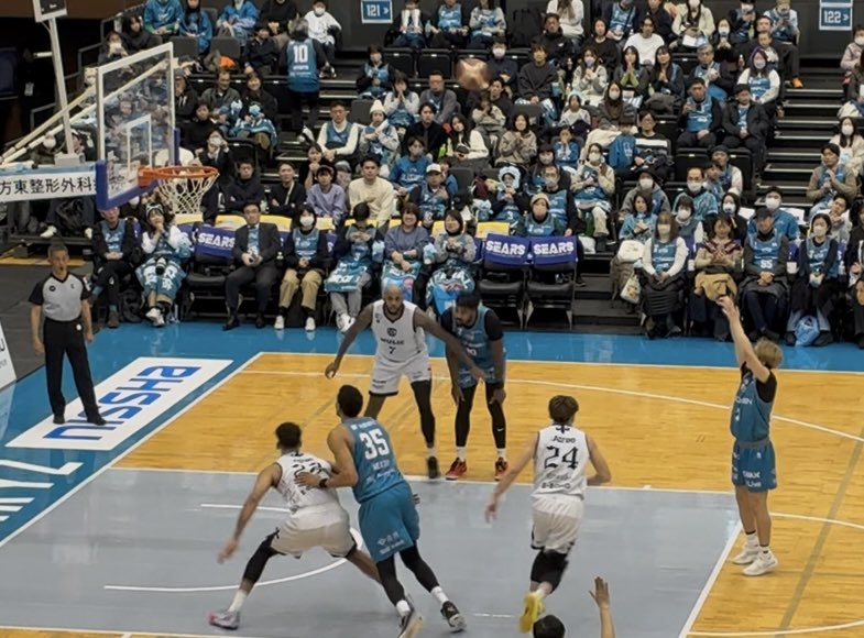 「手が震えた〜‼️」と
叫びながら戻ってきた娘に

「よかった〜」
「おめでとう‼️」と
声をかけてくださったブースターさん

娘を抱きしめて
一緒に喜んでくださった
レオンくん推しのブースターさん

ハンナリーズブースターも
レオンくん推しも
あたたかすぎて

その姿を見て
父は泣いてしまいました