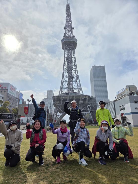 kakiue's tweet photo. ＃フレンドリーさぬが さんの名古屋ウィメンズマラソン30キロに参加。
マラソンの完走のコツをいろんな視点から聞けて楽しかったです。
スタートから☃。そして寒いー。
今回の30キロはスローペースということもあり完遂。
#Challengerforever https://t.co/u5HT15H068