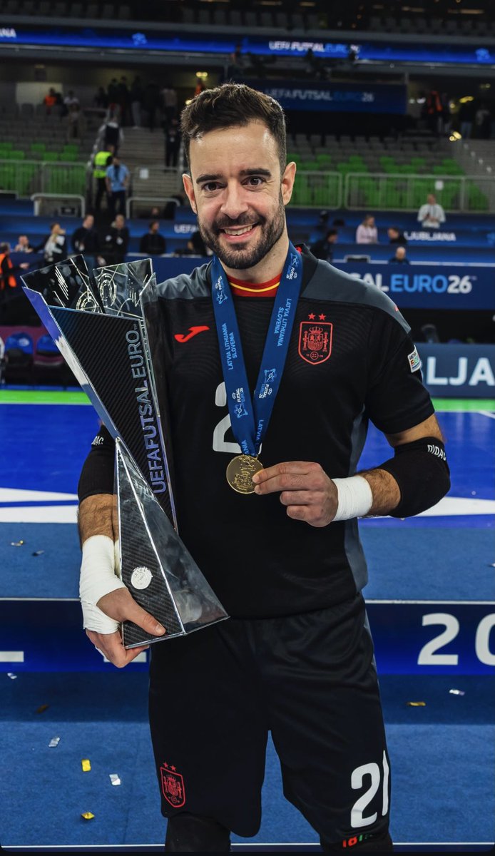 Siempre siendo un ejemplo, se hablarán de muchos jugadores en este Europeo pero los porteros sabemos el trabajo que has tenido que realizar de sostener al equipo en momentos clave y en una eliminatoria dando goles con los saques directos. Referente en todo 👏🏻

 <a href="/didacplana/">Dídac</a> 🫡