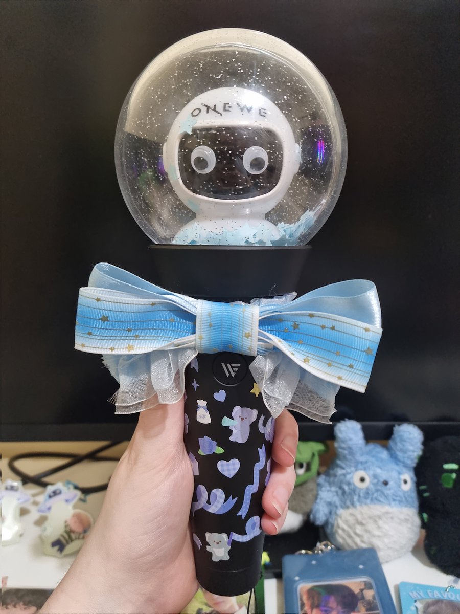 oneweversed's tweet image. have to admit before i managed to break 2 bones in my ankle i gave my lightstick a little upgrade for the concert 🥲 she looks so cute now though 🙂‍↕️🙂‍↕️