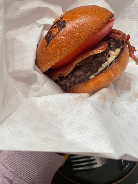 15milk175shazna's tweet photo. 🍔めちゃくちゃ美味しかった〜😋✨肉汁ジュワ〜だったよ🤤✨スタッフさん達も優しくてご親切で😭✨ありがとうございました〜🙂↕️✨また伺わせていただきます♬
#BLACOWS
#ミート矢澤 https://t.co/ZCJlY5TdH0