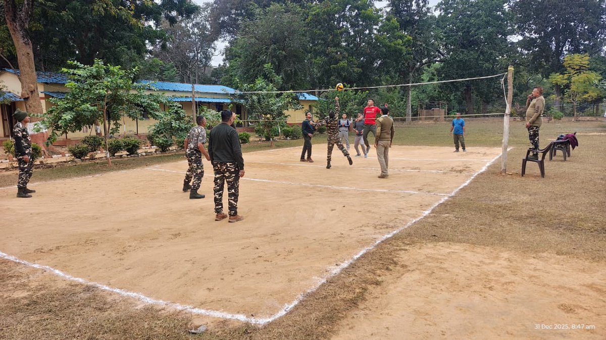 9BnSSB_INDIA's tweet photo. “खेल की भावना — सीमा पर मैत्री”
भारत–नेपाल सीमावर्ती क्षेत्र में तैनात सशस्त्र सीमा बल (SSB) के बलकर्मियों के मध्य वॉलीबॉल मैच का सफल आयोजन किया गया।
@SSB_INDIA
@SSBFTRLUCKNOW
#SSBSHQGKP
#APF_Nepal
#IndiaNepalFriendship
#VolleyballMatch
#SportsForUnity
#BorderHarmony
#TeamSpirit https://t.co/zHll0zUXWK