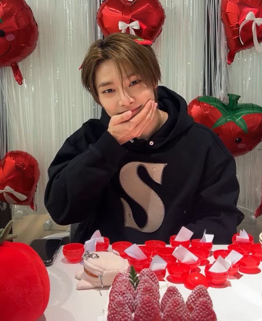 dailyinnieluv's tweet photo. capture time with innie 🍓🍰 https://t.co/9vVoIsTdgZ