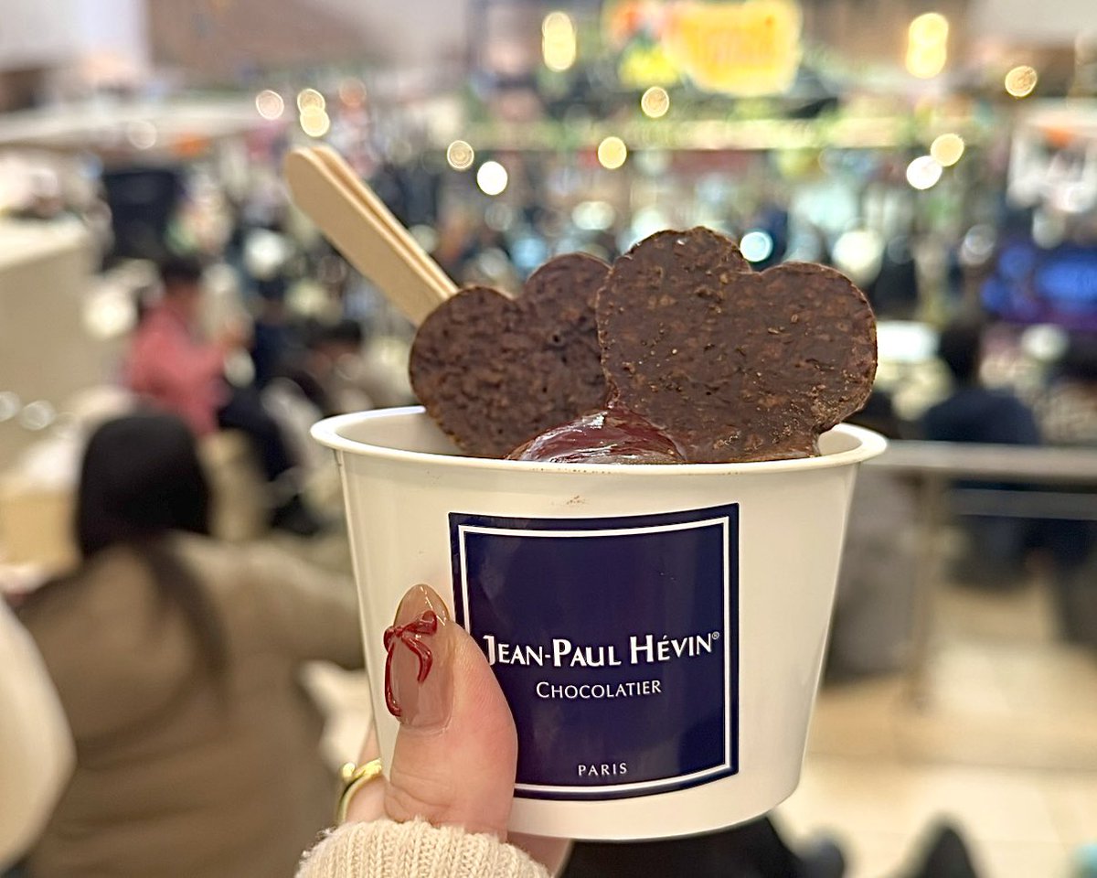 阪急バレンタイン博覧会の後半で狙っていた、ジャンポールエヴァンのアイス🍨
濃厚やのに、後味すっきりでおいしかった🪽
アイスは催事で初出展やから混んでると思ってたのに、日曜日15:30ごろ10分ぐらいで買えた！
めっちゃおすすめ！　990yen