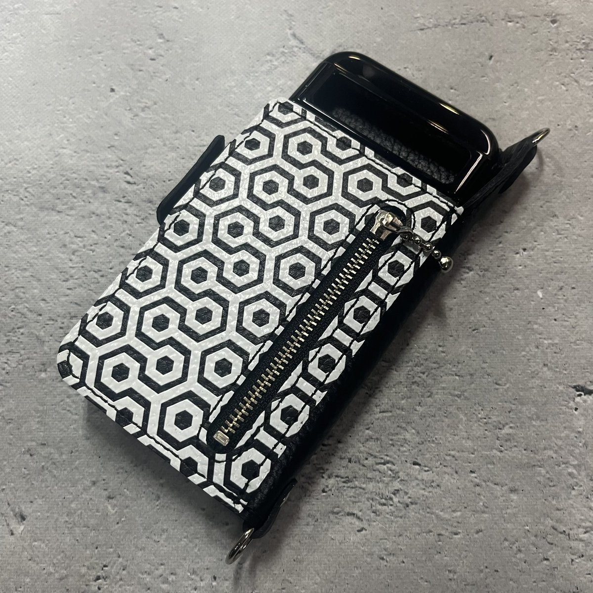 HISASHIさん（GLAY）コラボアイテムのツインズデザイン手帳型レザー