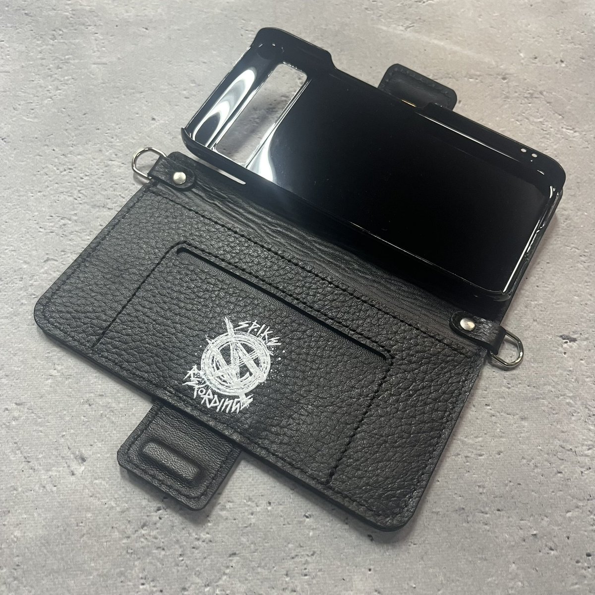 HISASHIさん（GLAY）コラボアイテムのツインズデザイン手帳型レザー