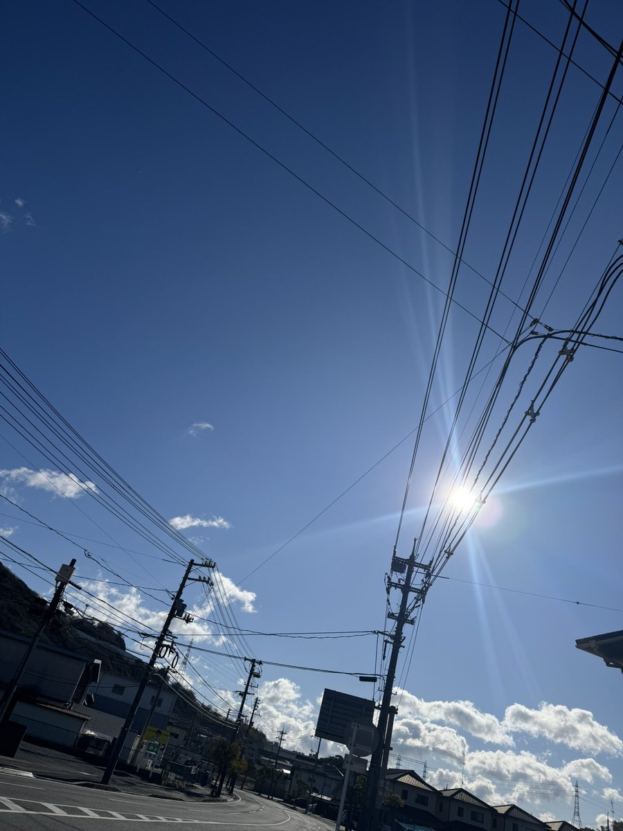 kiyoha97622's tweet photo. 今月最初のひと月ぶりのランは強風ラン🌬️

寒い🥶！＆風に負ける〜！のWパンチ🤛
でも不思議なもので走ったらスッキリ✨

やっぱ私は変態でしょうか？？

#Just do it
#On Cloudsurfer2
#外ラン
#ジョギング
#イマソラ
◯本日のBGMは天国 https://t.co/cu8WrQyrqu