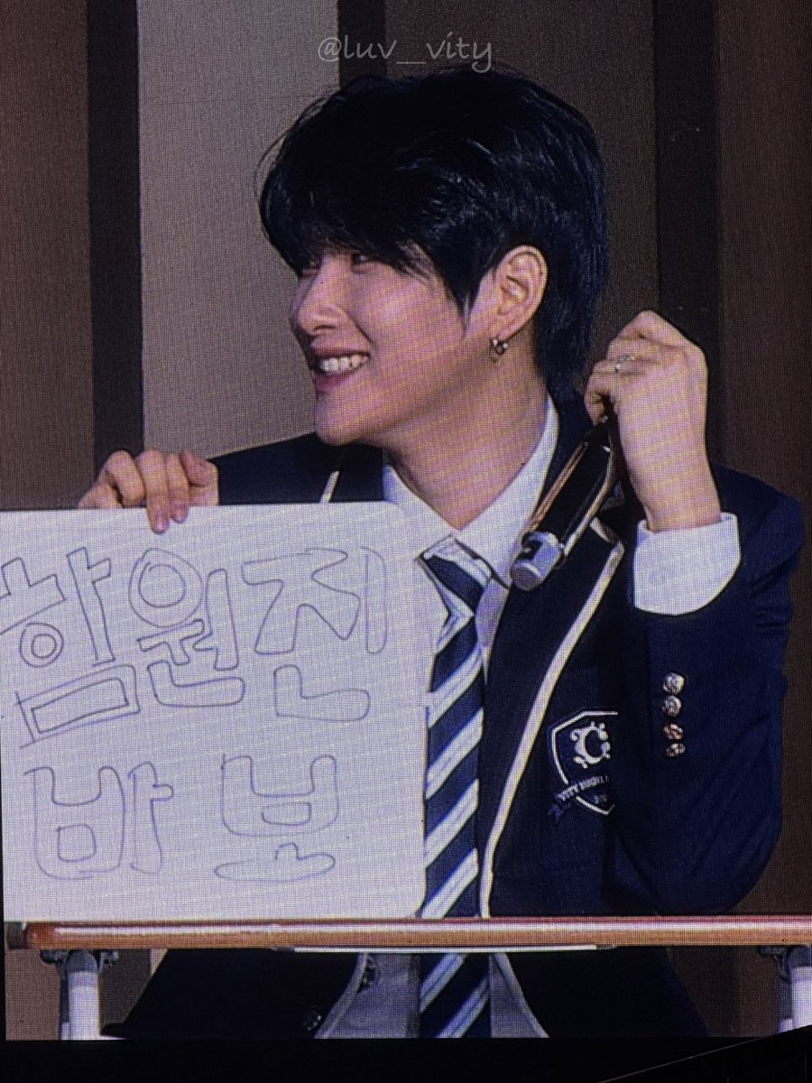 Luv__Vity's tweet photo. 260208 크래비티 팬콘 <VITY FESTA> DAY2

혼자 끄적끄적하더니 ‘함원진 바보’ 적어놓는 초딩 ㅜ 

#cravity #우빈 https://t.co/3ZuiehayZi
