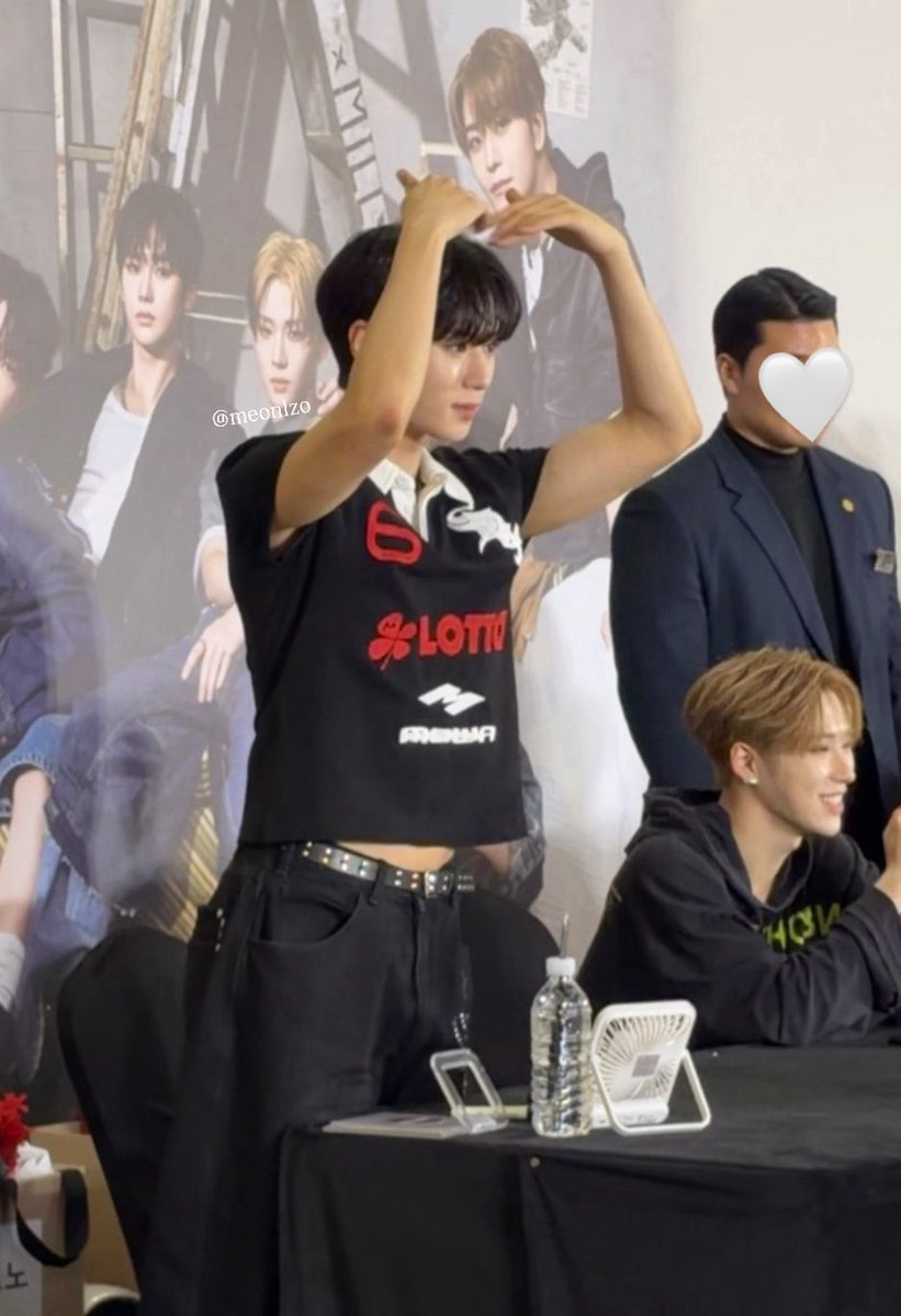 pockjs's tweet image. among all of junseo's stage outfits this one is definitely my favorite oneeee