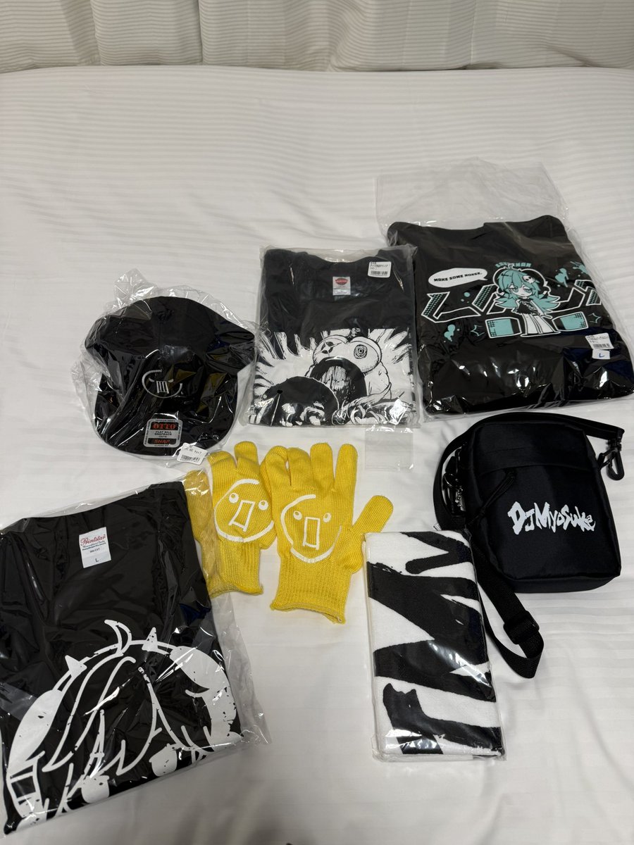 melon_time1's tweet image. 今日は楽しかった！今日の物販で買ったものー！myosukeさんのボディバッグ手に入ってよかった！サインも貰えて差し入れもできたから満足！サブレ美味しく召し上がって下さい！買い忘れた物を2回目買いに行ったから、Gramさんからもサイン頂けたよー！握手をガチっとしてくれた！ #tanoc