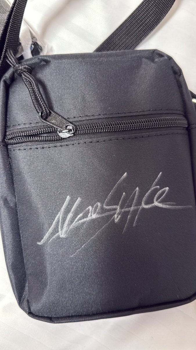 melon_time1's tweet image. 今日は楽しかった！今日の物販で買ったものー！myosukeさんのボディバッグ手に入ってよかった！サインも貰えて差し入れもできたから満足！サブレ美味しく召し上がって下さい！買い忘れた物を2回目買いに行ったから、Gramさんからもサイン頂けたよー！握手をガチっとしてくれた！ #tanoc