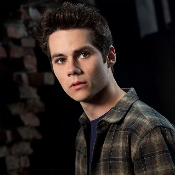 cinebreakfr's tweet photo. Dylan O’Brien a confié qu’il n’en revient toujours pas de la popularité de "Teen Wolf" :

“Je me souviens de la première fois où j’étais dans un café avec un ami, j’avais 19 ans, et une fille m’a demandé une photo. On s’est regardés en mode : “C’est complètement fou.” Des enfants viennent encore me voir aujourd’hui, ils sont jeunes maintenant et regardent la série, et je me dis : “Mais tu n’étais même pas né quand ça a commencé…” Voir une œuvre durer aussi longtemps, c’est assez dingue.”

(via BAFTA)