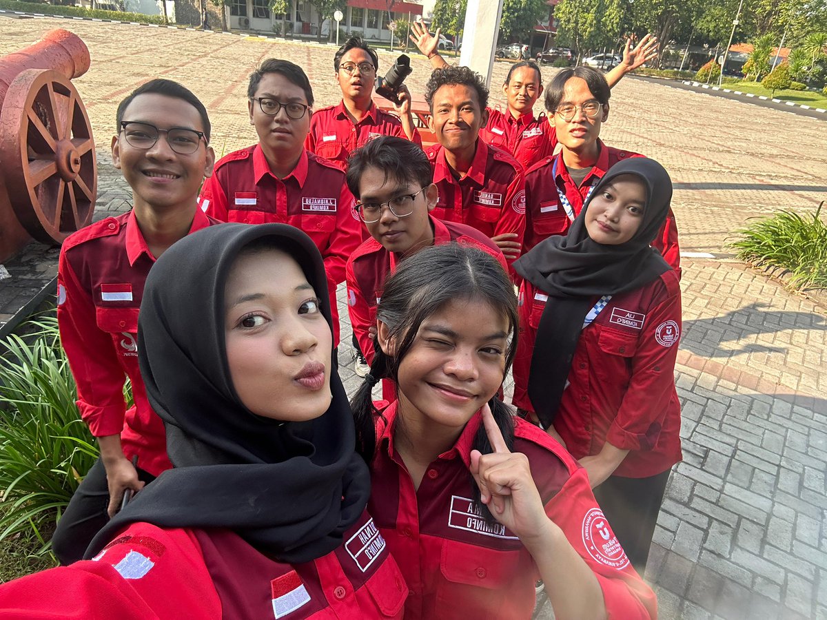 cuttestnn's tweet photo. kalau diulang 100x pun aku bakal milih KOMINFO:((( lingkungan organisasi yg bener” sehat dr semua organisasi dr sma… no pickme, no carimuka, merangkul semua:(( minusss bgt senoritas:(( guys.. kangen banget kominfo mikir projek bareng, pusing bareng.. makasihh udah nerima aku❤️😭 https://t.co/kWyX2TJB9k