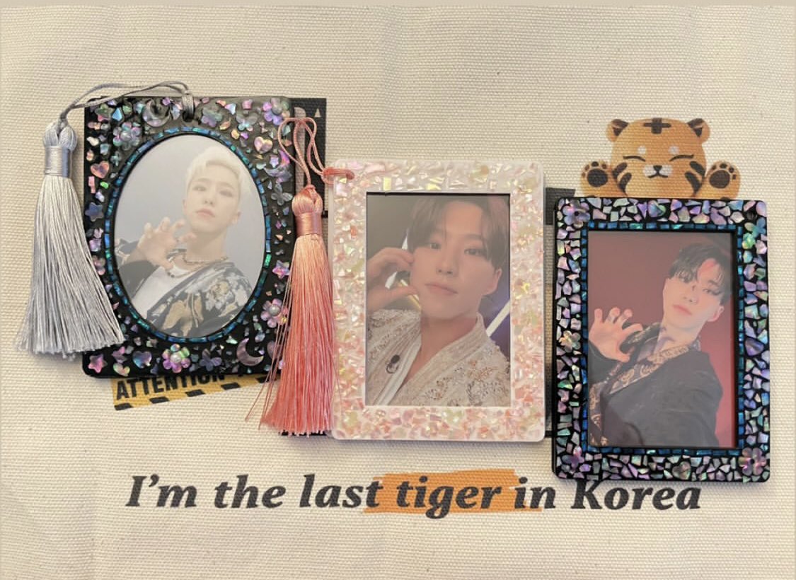 권일병 D-400 기념  RT 이벤트🐯

💎나눔 물품: 파우치 5개 /자개 탑꾸 2개
자개 탑꾸 디자인은 달라질 수 있어요😉
💎나눔 조건: RT, 응원은 인용으로🫶🏻
       홋프 5명+캐럿 2명 (반택비 당첨자 부담)
💎당발:2.14 (캐럿데이)

설 연휴 끝나고 발송합니다🫡🧡
<a href="/hamzzihorang2/">slow)햄랭이🐯</a> 파우치 제공 고마워🫶🏻