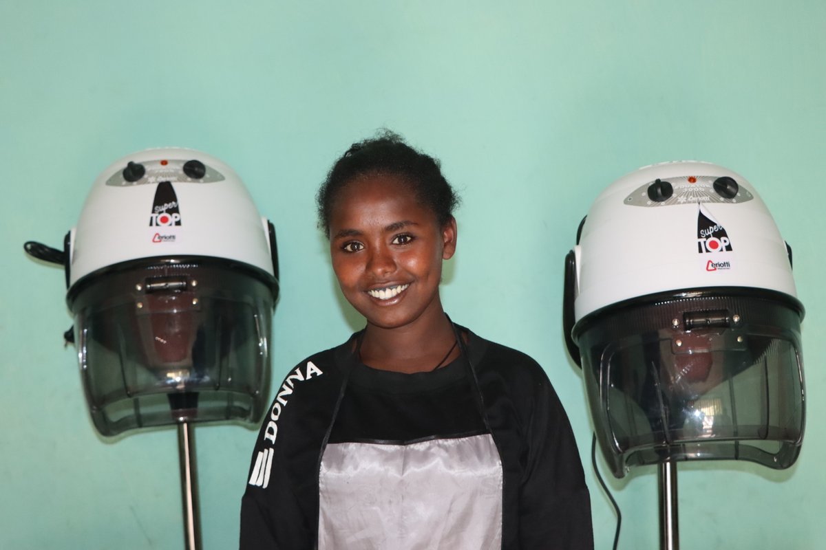 eACNUR's tweet image. ✂️💪 Con apoyo de CERF, ACNUR entregó kits de peluquería a mujeres y niñas en Alamata.
Hoy, Kidst puede mantener a su familia con su trabajo.
Cuando hay oportunidades seguras, las mujeres recuperan autonomía, dignidad y futuro. #Empoderamiento #ACNUR