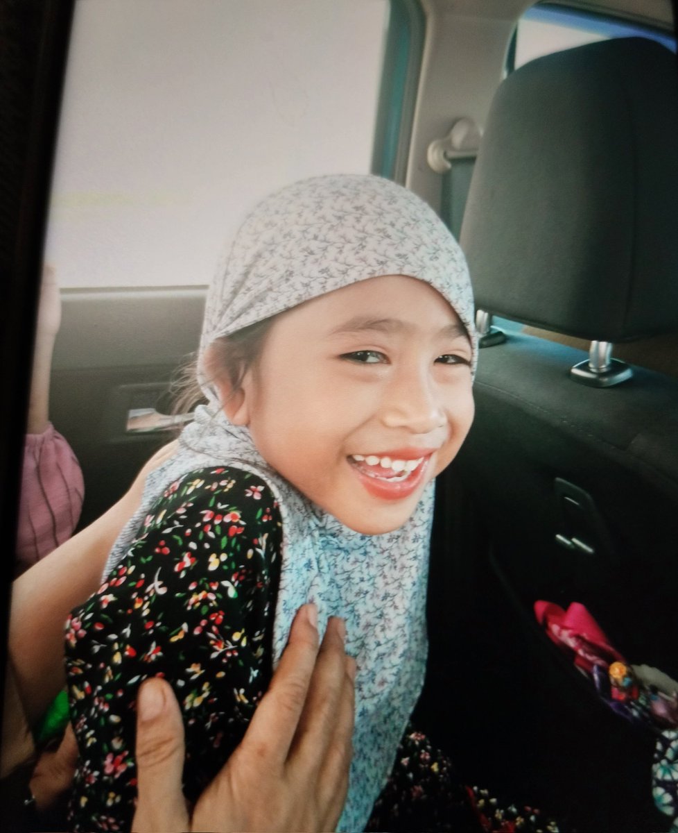 miraiyee's tweet photo. rindu budak bijak ni, time org tgh bisik2 dia sibuk nk dgr siap buka tudung tadah telinga mcm ni..aduhaiii hanin khaira 😍🤣 https://t.co/TZ69ArhlU8