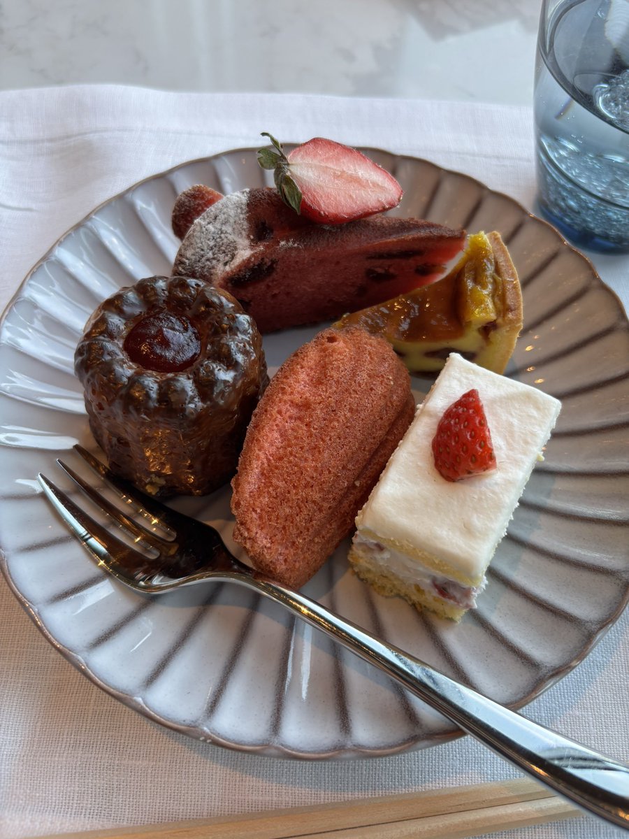 IB8gn's tweet photo. ケーキワゴンが話題ですが、私的お勧めはここ！
フェアモント東京のアフタヌーンティー🫖

一つぐらい口に合わない物もあるだろうなーって思ってたけど、どれも本当に美味しかった🫶 https://t.co/6IyZAq7u9f