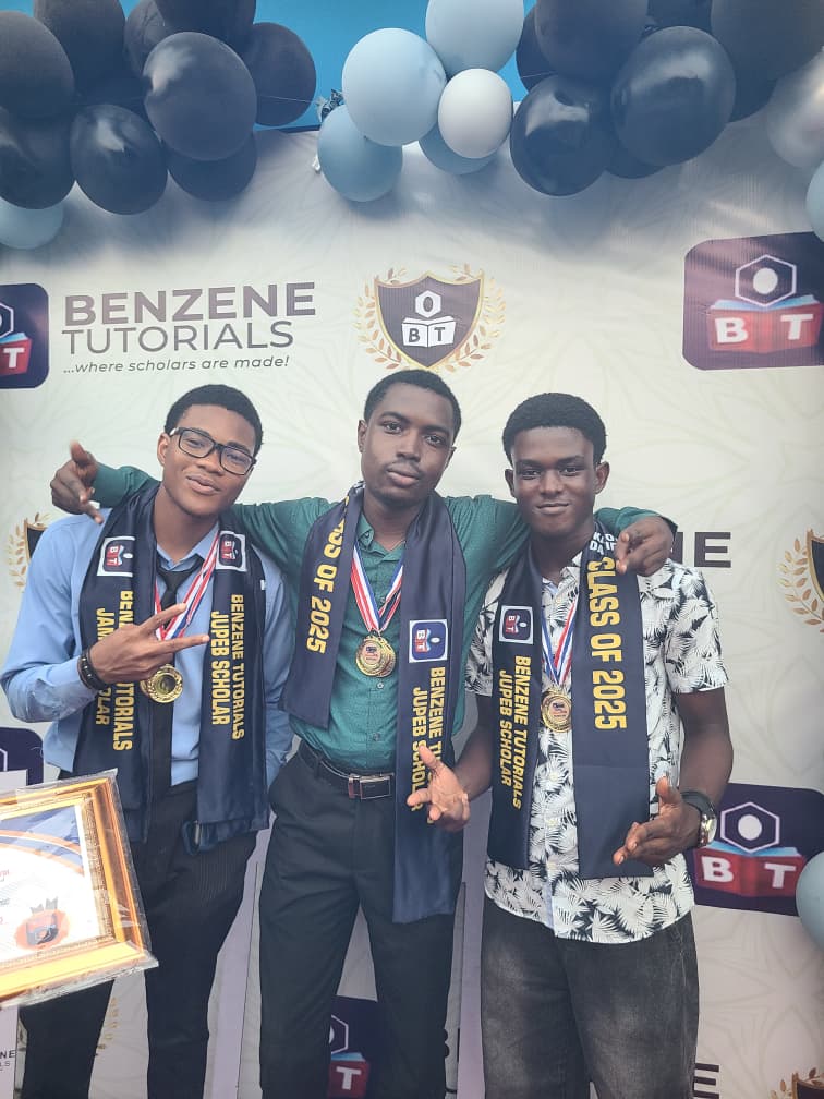 itskennis_x's tweet image. 302 in JAMB (2023) → 354 in JAMB + 16 points JUPEB (2025).

First attempt: 165 (glitch). Retake: 354.

Now studying Medicine at UNILAG. Class Rep.

Every setback is preparation. Keep pushing! 💙

#MedicineAndSurgery #UNILAG #NeverGiveUp