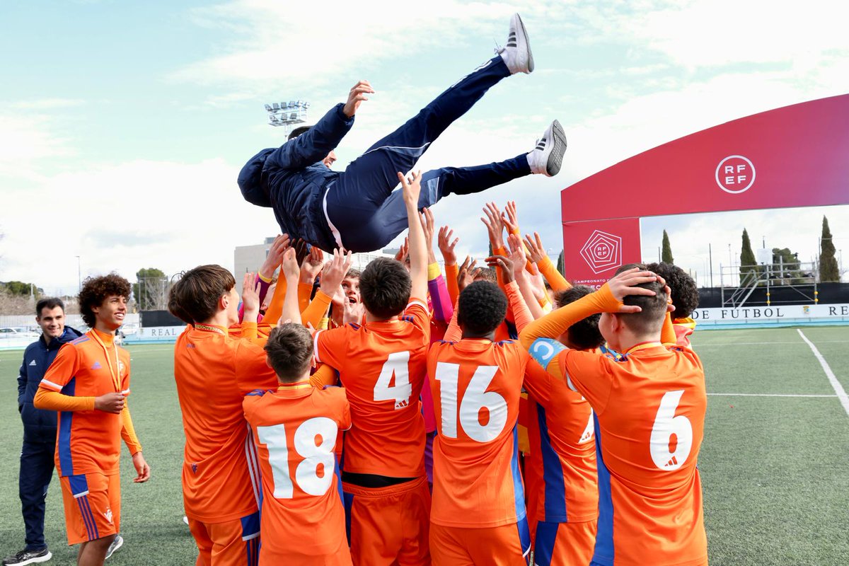 Ojo, <a href="/CoachesVoice_es/">Coaches' Voice en español</a>, este <a href="/adrianm_16/">Adrián Navarro</a> es campeón de España y ha dado un recital táctico esta mañana. Por si acaso