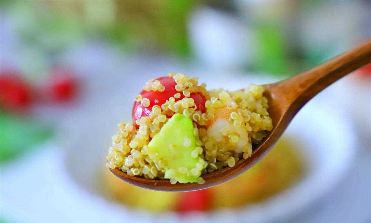 evelynn13858's tweet image. Ltt, nringsrik och god!  En ltt lunch med grillad kyckling, blbr, spinat, quinoa och avokado – perfekt fr att hlla energin uppe och vervakad kalorimngd. Prova det i dag! #Hlsa #SvenskaMat #FitnessMl