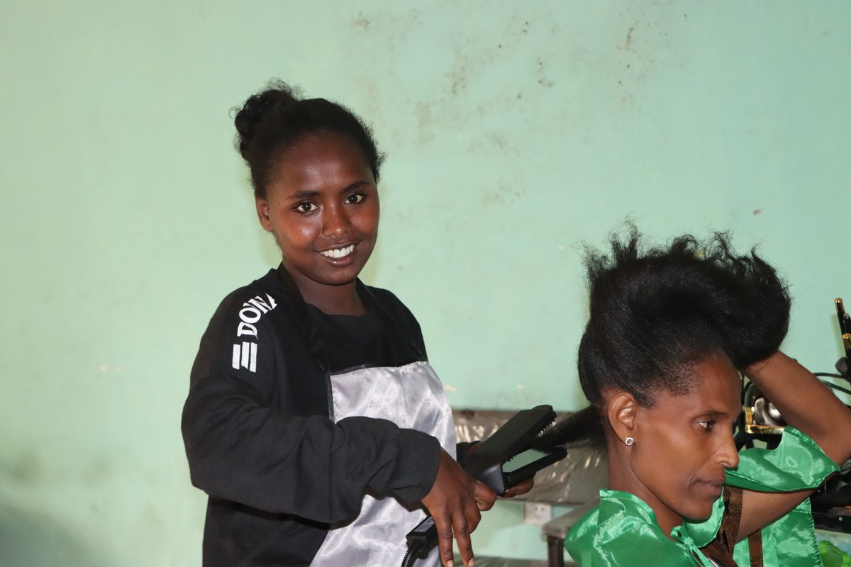 eACNUR's tweet image. ✂️💪 Con apoyo de CERF, ACNUR entregó kits de peluquería a mujeres y niñas en Alamata.
Hoy, Kidst puede mantener a su familia con su trabajo.
Cuando hay oportunidades seguras, las mujeres recuperan autonomía, dignidad y futuro. #Empoderamiento #ACNUR