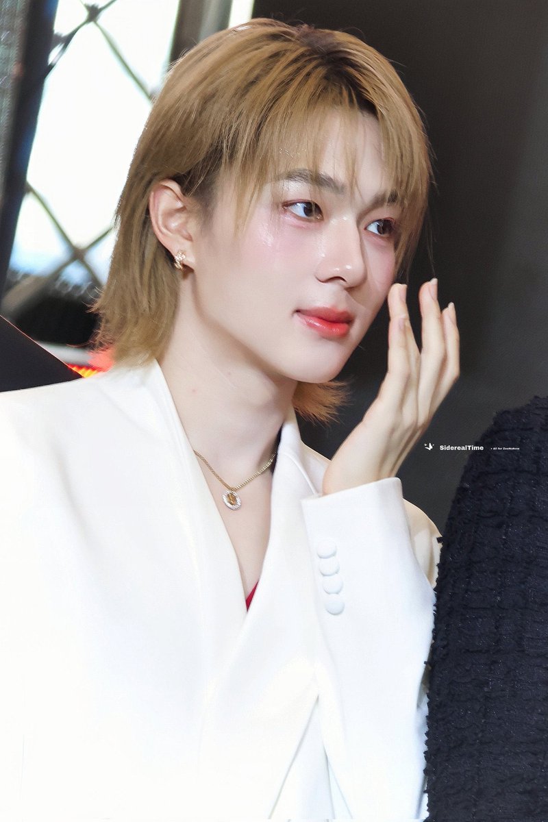 ขอพี่แฟอยู่แต่งหน้าให้น้องนิวตลอดไปเลยได้ป่ะ ไม่ต้องเปลี่ยนมือแล้ว 🥲