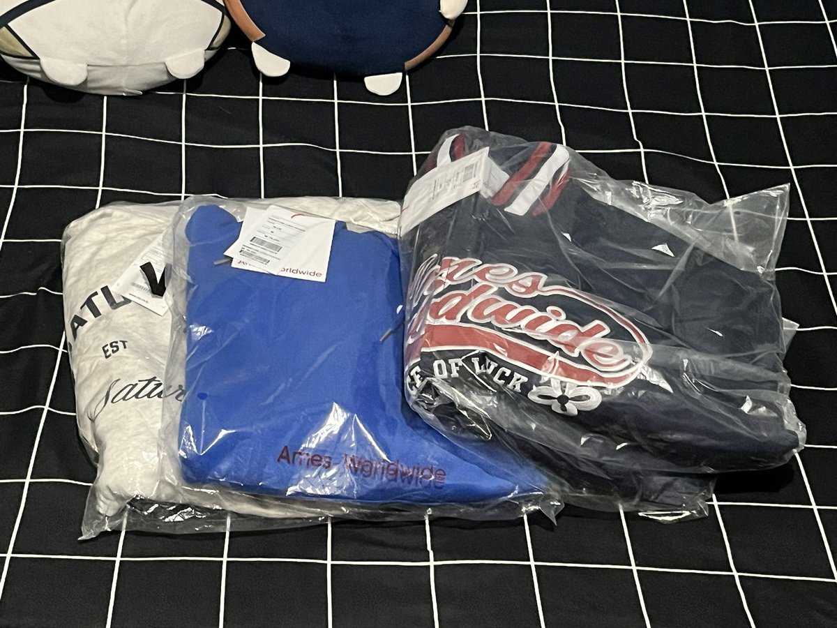 _filledete's tweet photo. hoodies &amp; jacket have arrived! ☀️

 tysm for handling these GOs, sobrang sulit &amp; terms are very convenient as well. til next budol 🫡 💸 @lyjindarydeals 

#lyjindaryfeedbacks https://t.co/Hp4xkNiVq2