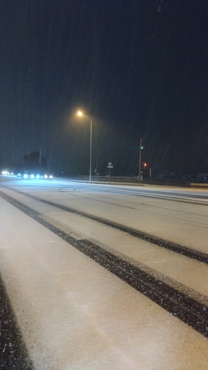 Kawachon's tweet photo. R196 北条バイパスなう
1〜2cm積もって車ノロノロ🚜
(停車して撮影) の巻
#積雪
#雪
#松山市
#R196
#2026年2月8日
#寒波 https://t.co/lQ1h0gQJCy