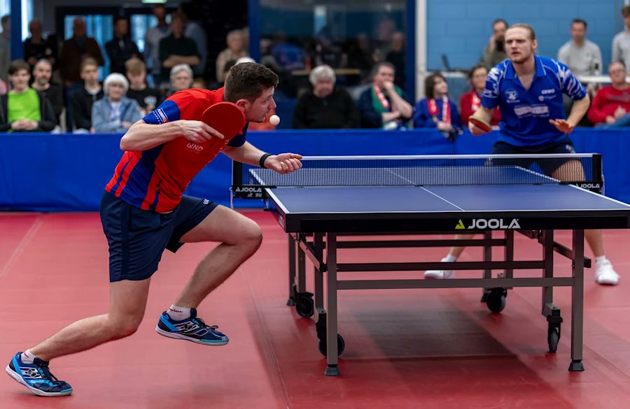 Buitenlandse inbreng komt niet in actie. Teammanager Jan Tammenga zelf achter de tafel... Zie eemsmondsport.nl/verliezend-kli… (foto: © Henk Hommes).