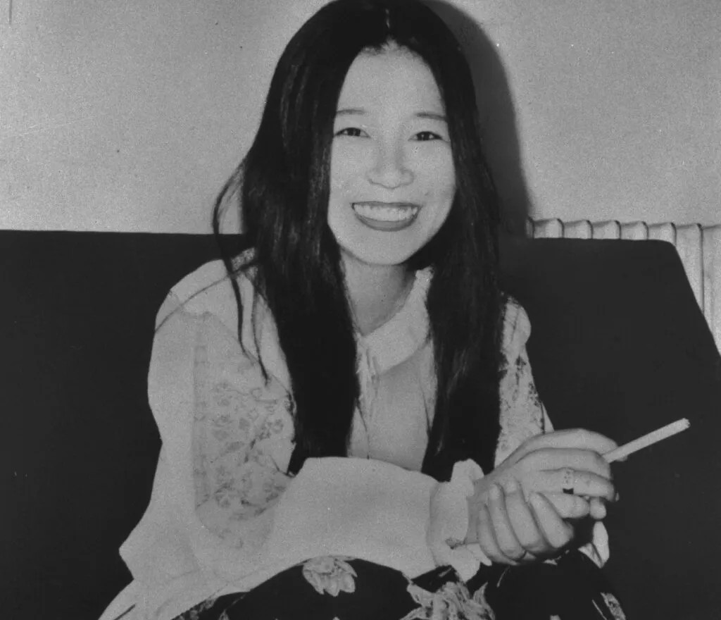 Villon_Rouge's tweet photo. Fusako Shigenobu. Fondatrice et dirigeante de l'Armée Rouge Japonaise, organisation maoïste armée, qui a organisé entre autres l'attaque de l'aéroport de Lydd, avec le FPLP palestinien.

Capturée au Liban en 2000, elle passe 22 ans de prison au Japon avant d'etre libérée en 2022. https://t.co/i2sTSD7BRF