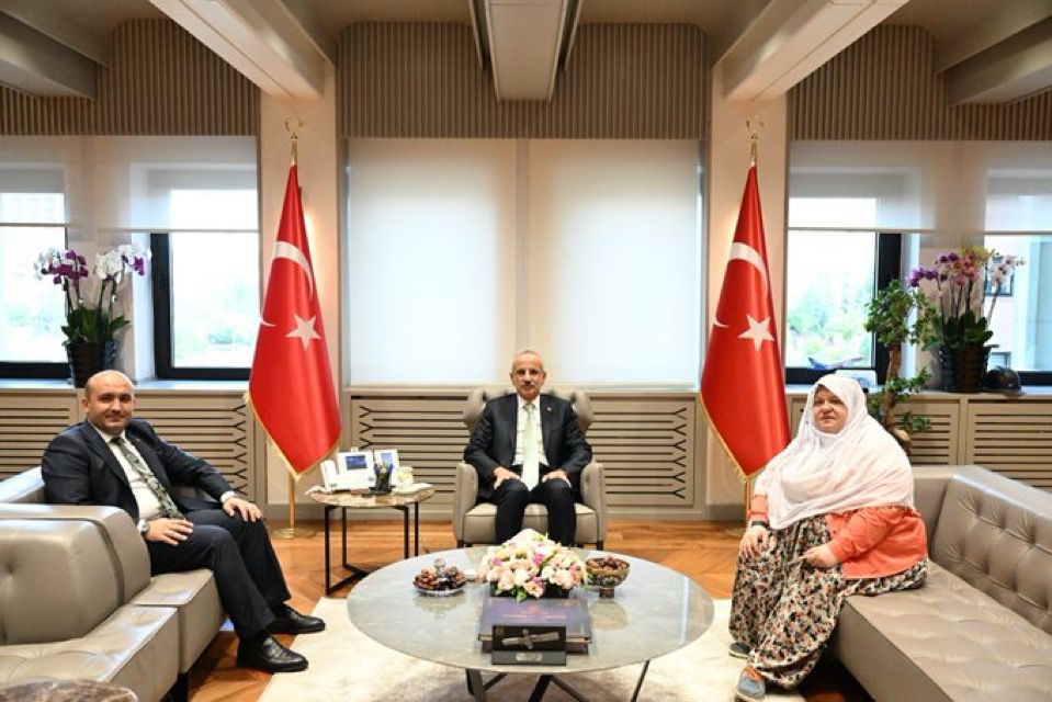 a_uraloglu's tweet photo. Eskişehir Mihalgazi Belediye Başkanımız Sayın Zeynep Akgün’e yöneltilen çirkin ve aşağılayıcı söylemleri en güçlü şekilde kınıyoruz.

Kadınların varlığına, tercihine ve kamusal alandaki temsiline saldıran bu nefret dili asla kabul edilemez. Kadınları hedef alan, ayrıştırıcı ve zehirli dilin siyasette yeri yoktur. Nefret söylemiyle beslenen bu anlayışla her alanda mücadele etmeye kararlıyız.

Bizler; kimsenin kılık kıyafetine, yaşam tarzına, inancına ya da dünya görüşüne bakmadan ve insan onurundan taviz vermeden çalışmaya devam edeceğiz.

Muhalefet partilerini, kendi saflarındaki bu nefret odağına karşı açık ve net bir tutum almaya davet ediyorum.
