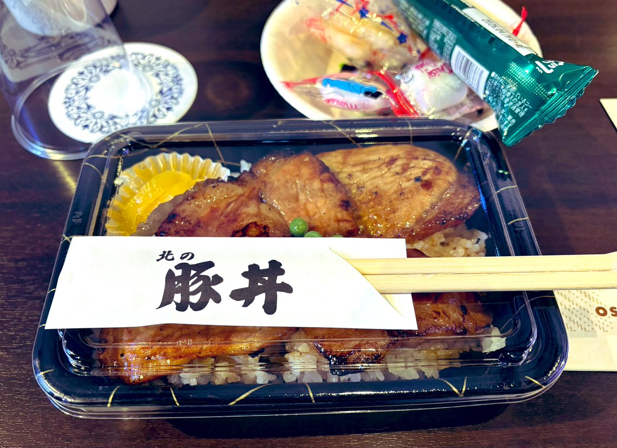 ddtataddta's tweet photo. 本日はAomoco.さん主催、北の豚丼さんにて演奏してきました🐷
起きたら雪が積もってて焦ったけどイベントも大成功😊
豚丼最高に美味しくて並盛りペロリ！山椒かけたら飛んだww次は絶対大盛り🔥
良い思い出になりました🫶 https://t.co/LufbvpbkI6