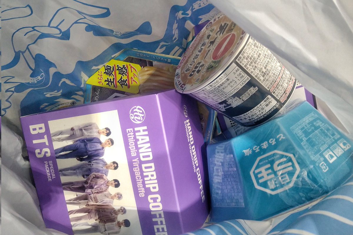 最近は
フックのクレーンにハマってて
お菓子やカップラーメン
コーヒーとかは
欲しい人居て助かる

じゃがりこ凄いよね、
12個✕1箱が６箱に増えてたのに
あと残り２箱

しばらく控える言うてて
やってしまう俺も欲に弱い←