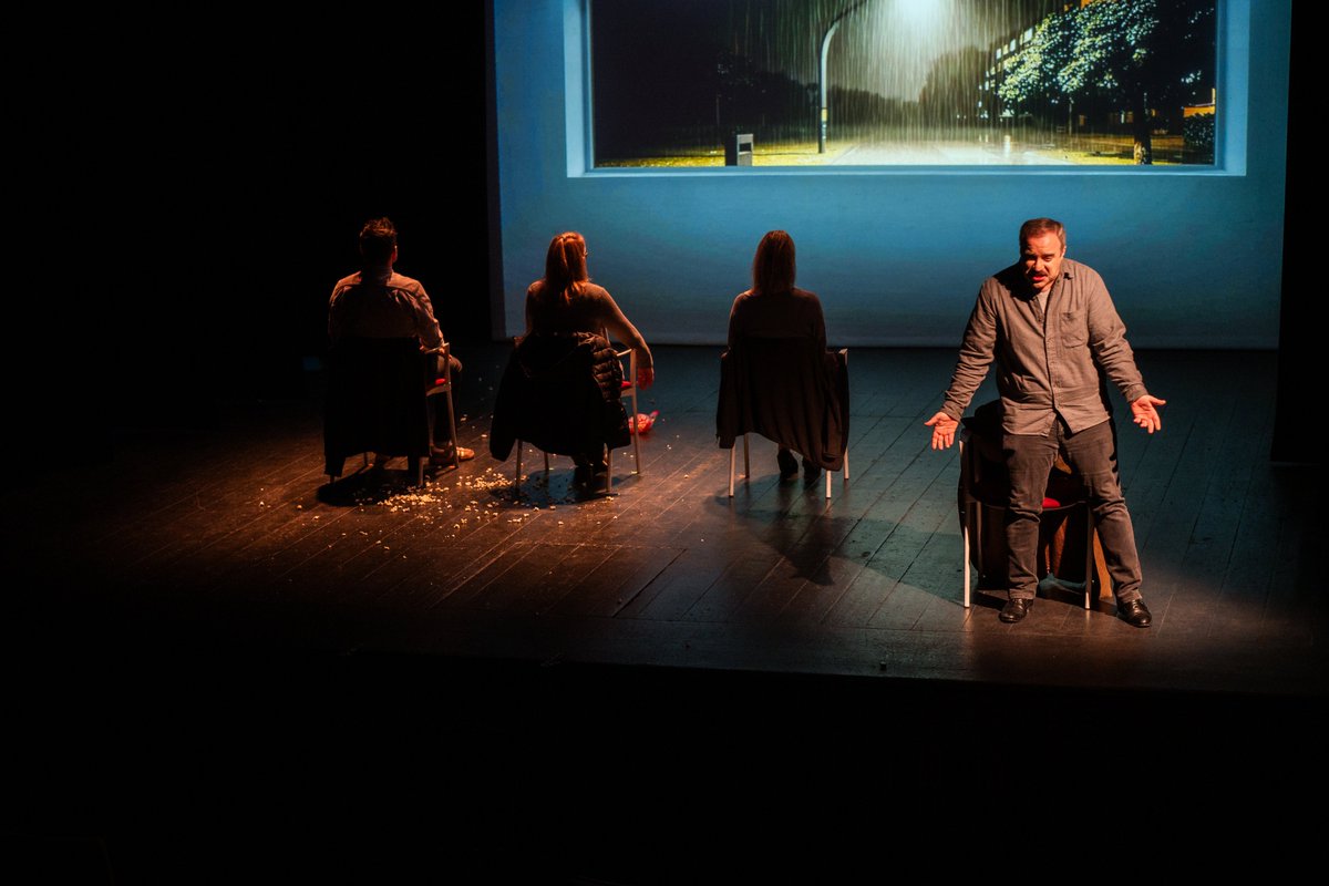 ForesJuliana's tweet photo. Després de la gran estrena d'ahir, avui tornem amb «L'espera desespera» de @MiriamPunti al teatre @elcircol de #Badalona.

La companyia @monanimalteatre us esperem a les 18h i, sinó podeu venir, serem del 26 de febrer a l'1 de març al @golemsteatre de Barcelona. https://t.co/iKgMMSrEGK