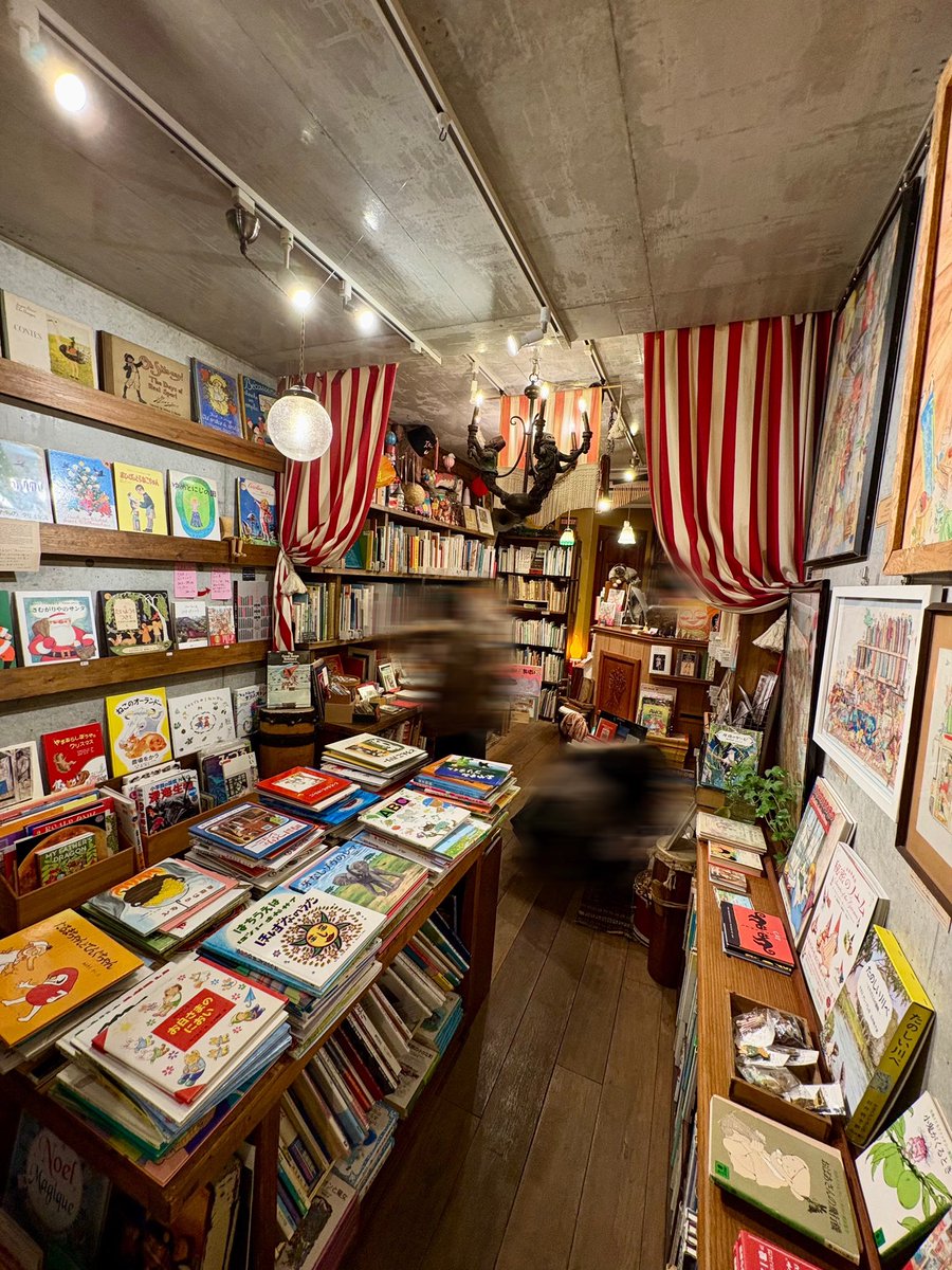 pame_book's tweet photo. 吉祥寺のMAIN TENTさん、絵本好きな方にはぜひ行ってほしい！！

絵本・児童書専門の古書店って珍しい。
国内外の絵本がたくさん揃っていて見ていてワクワクした！
まめ本が可愛くて選ぶの楽しかった✨

#読書好きな人と繋がりたい
#ぱめ読書旅 https://t.co/F0a4uSpJxm